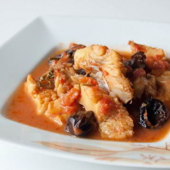 Рецепт томленой в томатном соусе треска с черносливом