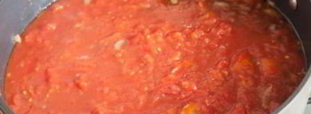 томленая в томатном соусе треска с черносливом. Шаг 4