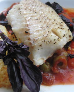 Треска на подушке из томатов, базилика и оливок