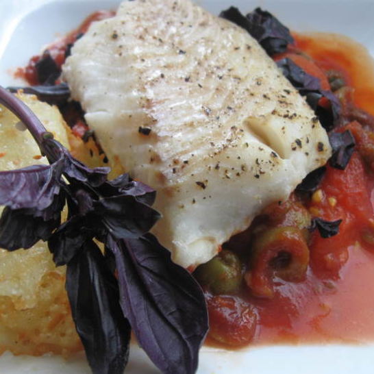 Рецепт трески на подушке из томатов, базилика и оливок