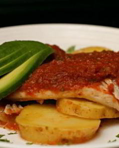 Запеченная рыба с картофелем и томатным соусом