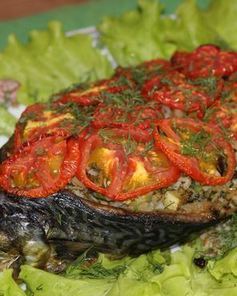 Запеченная скумбрия фаршированная рисом и овощами