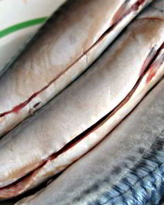 Запеченная скумбрия с орехами и сыром