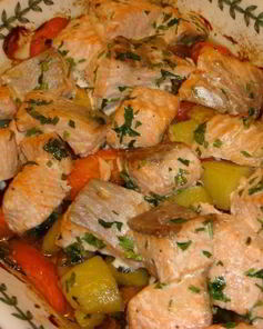 Жареный лосось с морковью, грибами и молодым картофелем