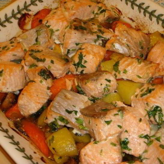 Рецепт жареного лосося с морковью, грибами и молодым картофелем