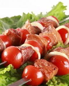Классический шашлык из свинины с помидорами и луком