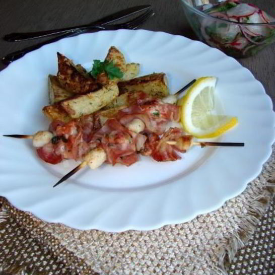 Рецепт шашлычков из гребешка и лосося с пряным картофелем
