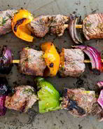 Шашлык из говядины с луком и перцем