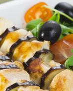 Шашлык из куриной грудки с овощами