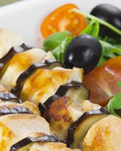 Шашлык из куриной грудки с овощами