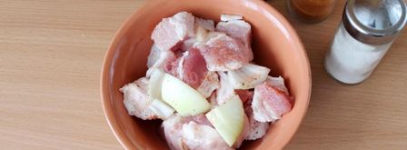шашлык из свинины с маринадом из лука и кефира. Шаг 2