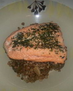 Гречетто с соевым соусом и луком и стейк из лосося в тимьяне