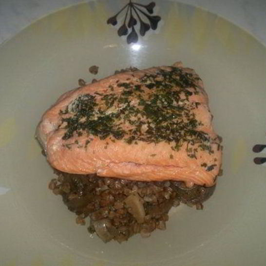 Рецепт гречетто с соевым соусом и луком и стейк из лосося в тимьяне