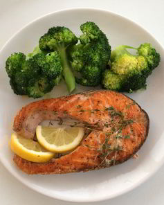 Сочный лососевый стейк с брокколи