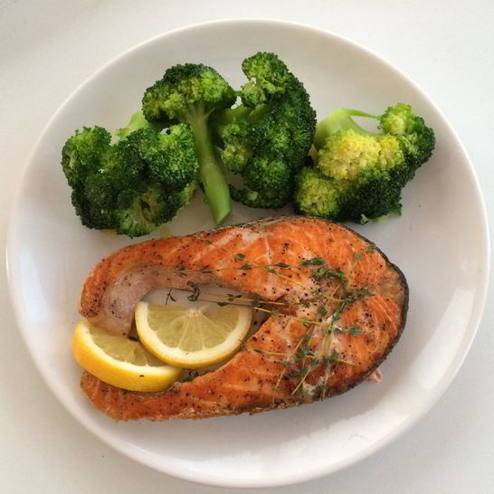 Рецепт сочного лососевого стейка с брокколи