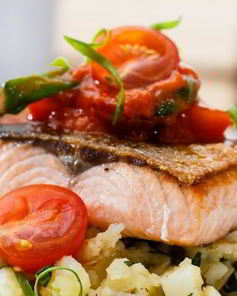 Стейк из форели с картофелем