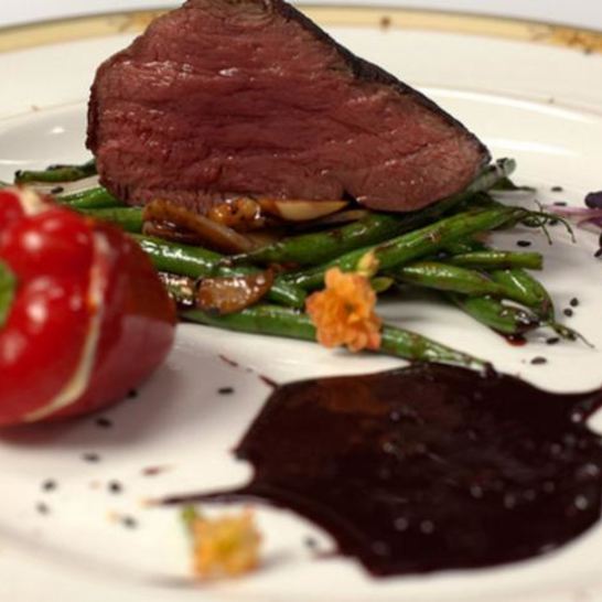 Рецепт стейка из говядины с шоколадным соусом и овощами вок