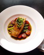 Стейк из лосося с овощами