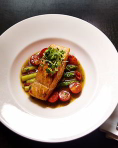 Стейк из лосося с овощами