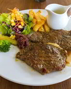 Стейк из оленины с соусом из крыжовника