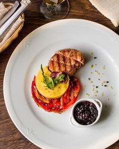 Стейк из свиной вырезки со смородиновым соусом