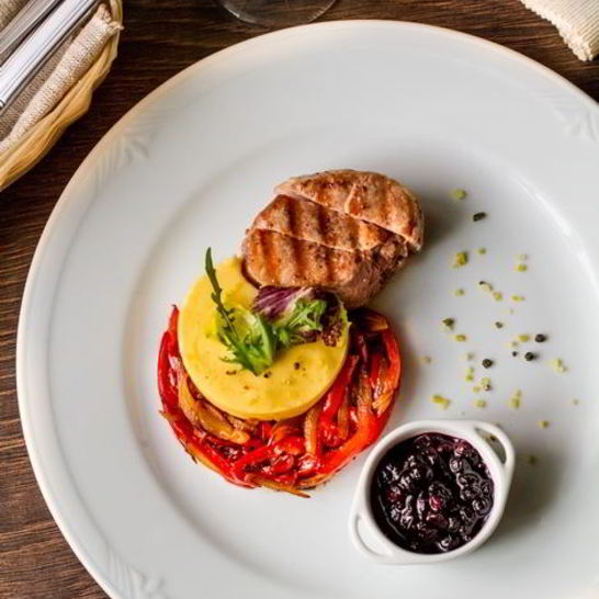 Рецепт стейка из свиной вырезки со смородиновым соусом