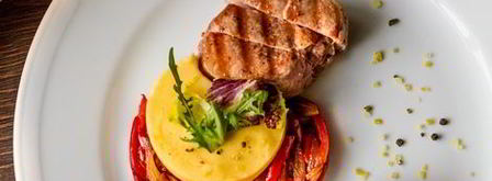 стейк из свиной вырезки со смородиновым соусом. Шаг 20