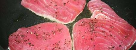 стейк из тунца с острым зеленым соусом. Шаг 12