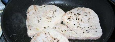 стейк из тунца с острым зеленым соусом. Шаг 14