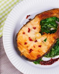 Стейк масляной рыбы на сковороде