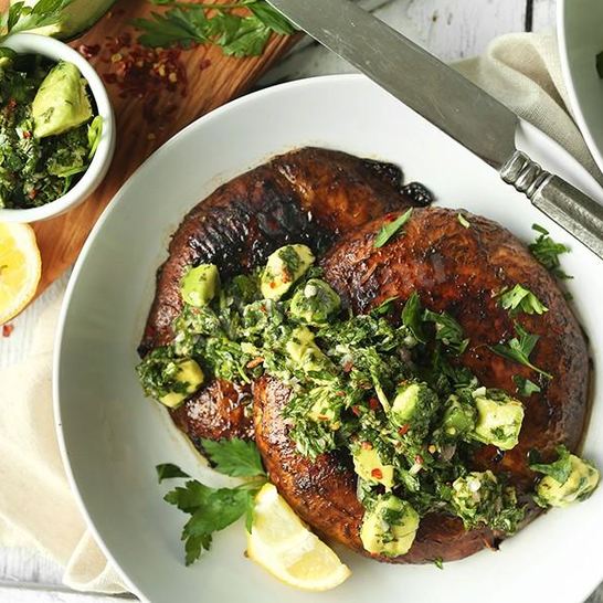 Рецепт стейков из королевских шампиньонов под соусом чимичурри