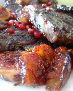 Свиные стейки гриль под винным маринадом с инжирным соусом