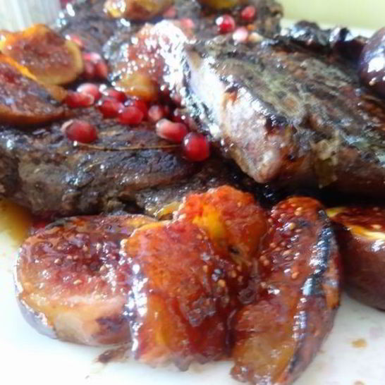 Рецепт свиных стейков гриль под винным маринадом с инжирным соусом