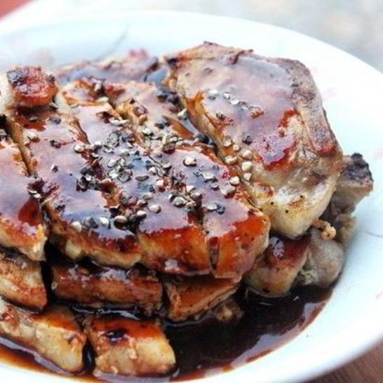 Рецепт свиных стейков с соусом из черного перца