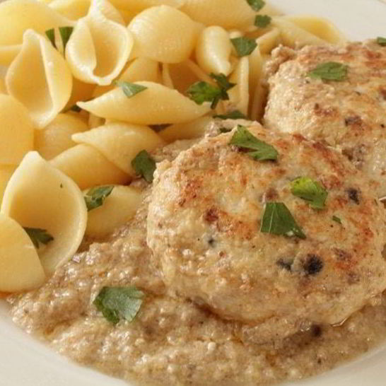 Рецепт куриных тефтелей в пикантном грибном соусе