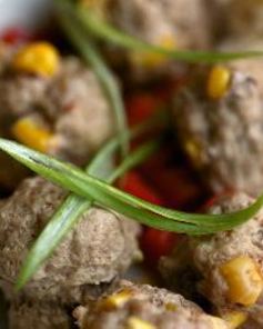 Куриные тефтельки с кукурузой и ананасами