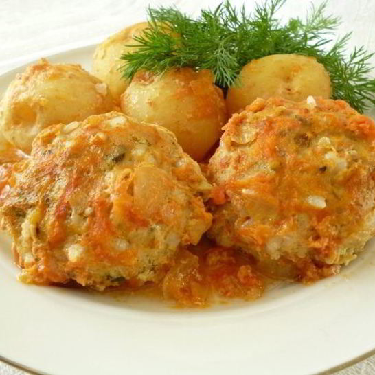 Рецепт куриных тефтелек, запеченных с молодым картофелем
