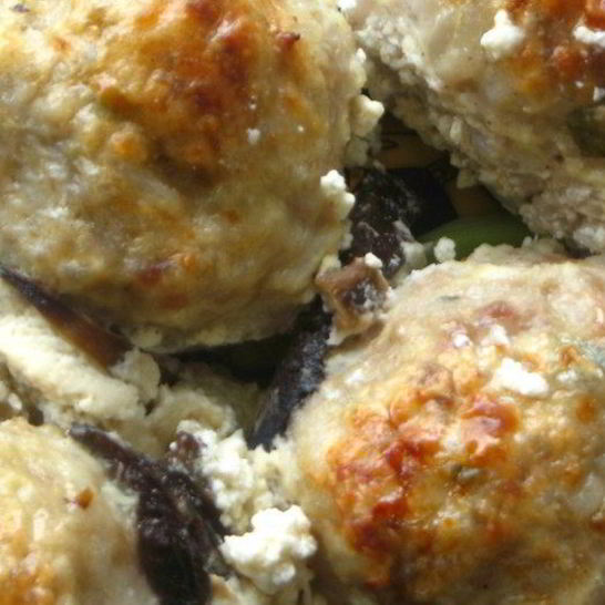 Рецепт нежнейших тефтелей с овощами под сметанно-грибным соусом