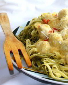 Паста с куриными тефтелями под тыквенным соусом