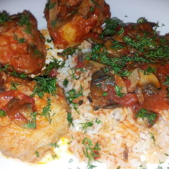 Рецепт рыбных тефтелей в томатном соусе с рисом