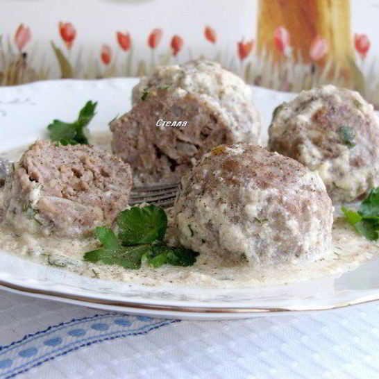 Рецепт тефтелей с кедровыми орешками в сливочном соусе