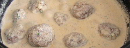 тефтели с кедровыми орешками в сливочном соусе. Шаг 9