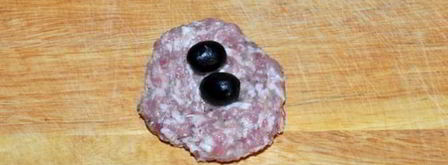 тефтели с маслинами, запеченные в беконе. Шаг 2