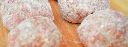 тефтели с подливкой на сковороде. Шаг 3