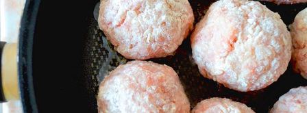 тефтели с подливкой на сковороде. Шаг 4