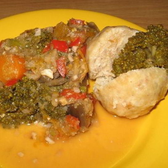 Рецепт вареных тефтелей с овощным гарниром