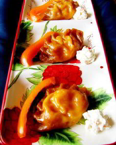 Красные паровые вареники с творогом и паприкой