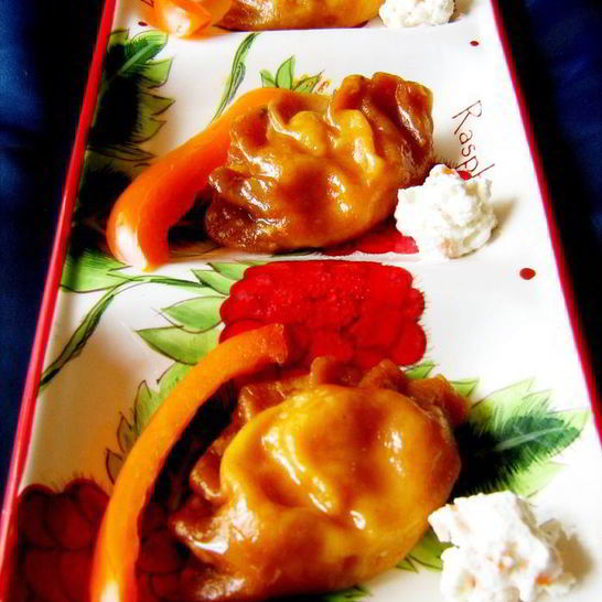 Рецепт красных паровых вареников с творогом и паприкой