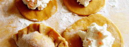 красные паровые вареники с творогом и паприкой. Шаг 5