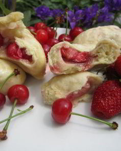 Паровые вареники с вишней и клубникой